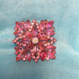 3-11-4 beautiful swarovski crystal pin.great condition